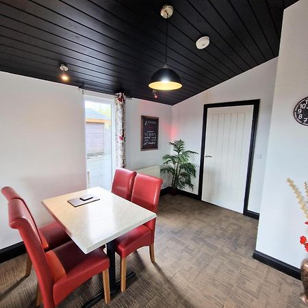 Villa Ochil 9 With Private Hot Tub - Fife - Loch Leven - Lomond Hills - Pet Friendly Kelty Exterior foto